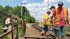 Kvůli narušené statice konstrukce železničního mostu byl zastaven provoz na... Kvůli narušené statice konstrukce železničního mostu byl zastaven provoz na...