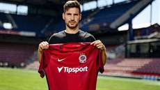 NOVÁ POSILA. Fotbalový záložník Michal Trávník pózuje na Letné s dresem pražské... NOVÁ POSILA. Fotbalový záložník Michal Trávník pózuje na Letné s dresem pražské...