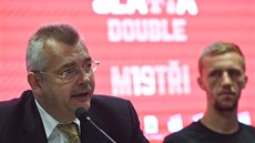 Jaroslav Tvrdík (vlevo), předseda představenstva fotbalové Slavie, hovoří na... Jaroslav Tvrdík (vlevo), předseda představenstva fotbalové Slavie, hovoří na...