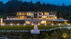 Přátelé ho před luxusní vilou varovali. Teď dře nonstop a hledá kupce Přátelé ho před luxusní vilou varovali. Teď dře nonstop a hledá kupce