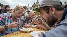 Pojídání jahodových knedlíků na čas bylo jednou z atrakcí jahodového trhu 16.... Pojídání jahodových knedlíků na čas bylo jednou z atrakcí jahodového trhu 16....