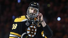 Bostonský obránce Zdeno Chára nastoupil kvůli zlomené čelisti do posledních tří... Bostonský obránce Zdeno Chára nastoupil kvůli zlomené čelisti do posledních tří...