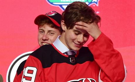 Jednika draftu NHL v roce 2019 - Jack Hughes obléká dres New Jersey Devils.