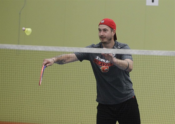 Branká David Rittich z Calgary si letní pípravu zpestuje badmintonem.