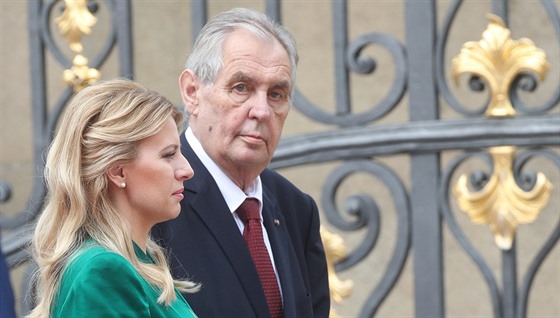 Slovenská prezidentka Zuzana aputová na Praském hrad, kde ji s vojenskými...