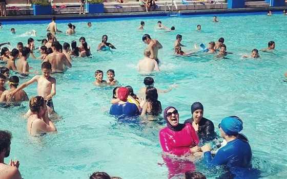 Muslimky si na protest oblékly do veejného plaveckého bazénu burkiny...