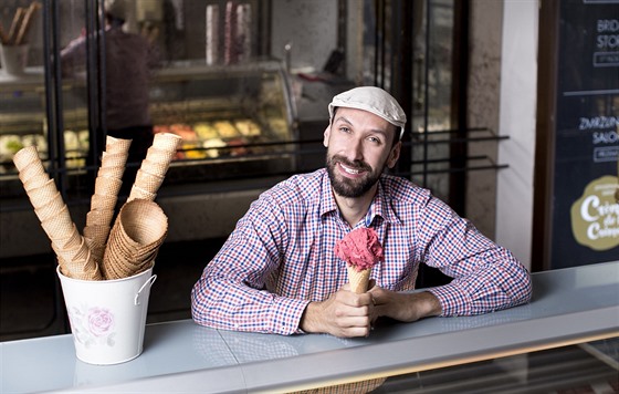Honza Hochsteiger ukazuje zmrzlinu v podniku Créme de la Créme.