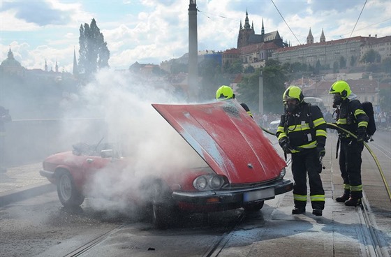Pratí hasii zasahovali u poáru historického vozu na Mánesov most. (21....