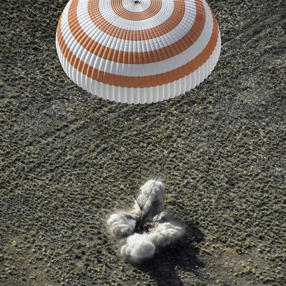 Ruská kosmická lo Sojuz MS-11 s tílennou pi bezpeném pistání v kazaské...