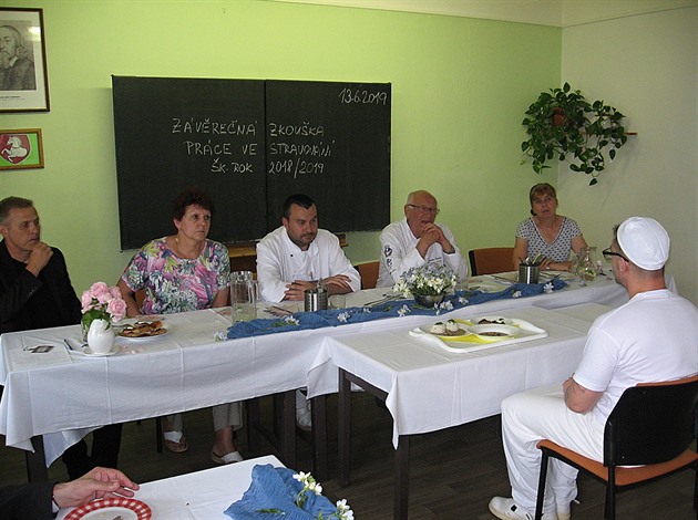 Komise sloená z kantor a profesionálních kucha hodnotí menu jednoho z...