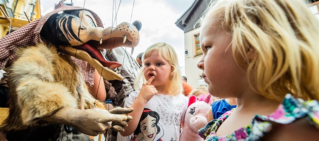 Na úvod Open Air v Hradci Králové zahrálo Kozlíkovo divadlo pohádku O ervené...