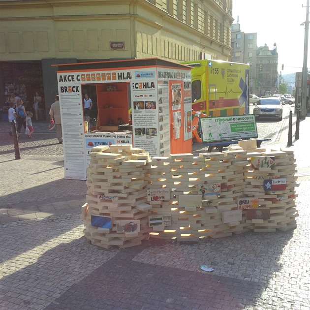 Akce „Namaluj si cihlu“ probíhá od 12.6-30.6. na I.P. Pavlova pod záštitou České spořitelny.