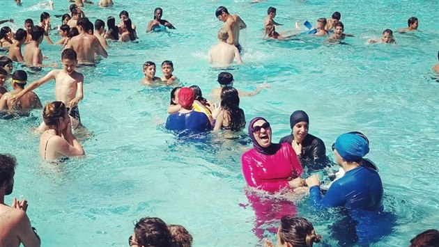 Muslimky si na protest oblékly do veřejného plaveckého bazénu burkiny... Muslimky si na protest oblékly do veřejného plaveckého bazénu burkiny...