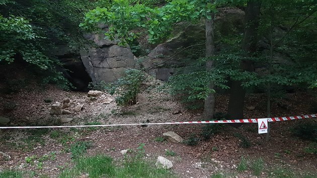 Skála se drolí hned vedle cestičky podél přehrady. Skála se drolí hned vedle cestičky podél přehrady.