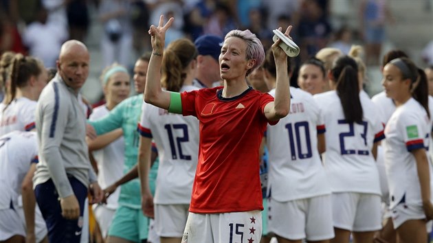 Americká fotbalistka Megan Rapinoeová oslavuje po osmifinále MS se Španělskem. Americká fotbalistka Megan Rapinoeová oslavuje po osmifinále MS se Španělskem.