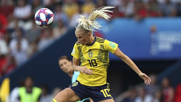 Švédská fotbalistka Sofia Jakobssonová hlavičkuje v zápase s Kanadou.¨ Švédská fotbalistka Sofia Jakobssonová hlavičkuje v zápase s Kanadou.¨