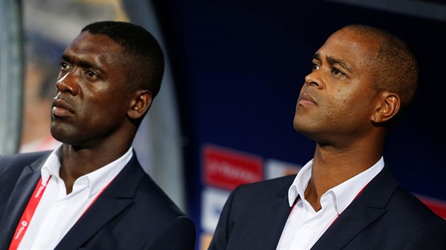 Clarence Seedorf (vlevo) a Patrick Kluivert vedou výběr Kamerunu. Clarence Seedorf (vlevo) a Patrick Kluivert vedou výběr Kamerunu.