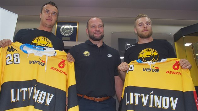Litvínovský trenér Jiří Šlégr a obránci Karel Kubát (vlevo) a Adam Jánošík... Litvínovský trenér Jiří Šlégr a obránci Karel Kubát (vlevo) a Adam Jánošík...