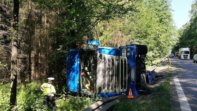 Kamion havaroval na silnici I/35 z Hradce Králové na Holice (24. 6. 2019). Kamion havaroval na silnici I/35 z Hradce Králové na Holice (24. 6. 2019).