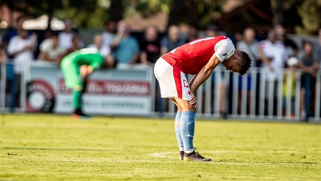 Slávistický útočník Stanislav Tecl oddychuje během přípravného duelu s Českými... Slávistický útočník Stanislav Tecl oddychuje během přípravného duelu s Českými...