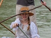 Přehlídka netradičních plavidel na hudebním festivalu Holešovská regata. Na... Přehlídka netradičních plavidel na hudebním festivalu Holešovská regata. Na...