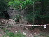 Skála se drolí hned vedle cestičky podél přehrady. Skála se drolí hned vedle cestičky podél přehrady.