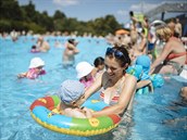 Kvůli vlně veder bylo pražské koupaliště Petynka plné. (25. června 2019) Kvůli vlně veder bylo pražské koupaliště Petynka plné. (25. června 2019)