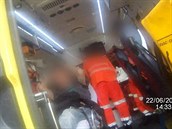 Opilec měl lehká zranění, záchranáři ho převezli do Úrazové nemocnice. Opilec měl lehká zranění, záchranáři ho převezli do Úrazové nemocnice.