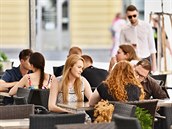 Zahrádkami u barů a restaurací se to v centru Brna jenom hemží. Jsou ve velké... Zahrádkami u barů a restaurací se to v centru Brna jenom hemží. Jsou ve velké...