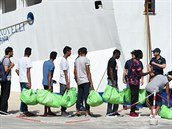 Migranti ekají v Lampeduse na pevoz do kontinentální Itálie. (24. ervna 2019)