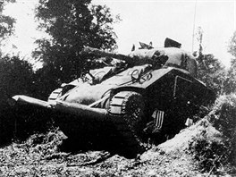 Střední tank M4 Sherman v improvizované verzi zvané salátová vidlička