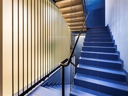 Hosté mohou pouít výtah, nebo vystoupat po modrém schoditi s industriálními...
