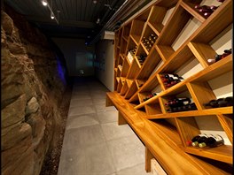 V podzemních prostorách je také stylový a prostorný stojan na uskladnní vína.