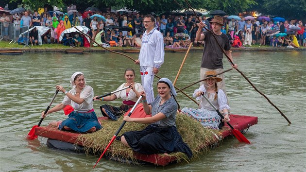 Pehldka netradinch plavidel na hudebnm festivalu Holeovsk regata. Na snmku plavidlo Tradin slovensk dvor. (22. 6. 2019)