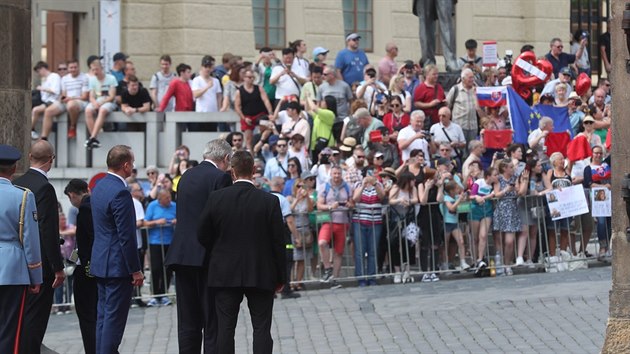 Prezident Miilo Zeman ek v prostoru Matyovy brny na Praskm hrad na slovenskou prezidentku Zuzanu aputovou. (20. ervna 2019)