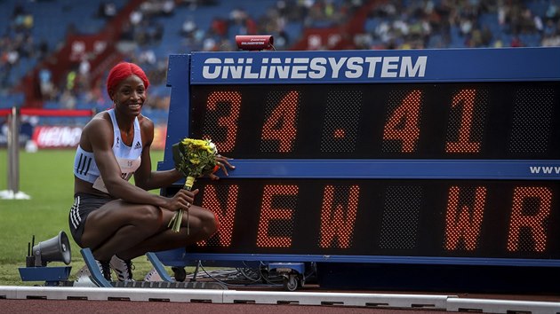 Sprinterka Shaunae Millerov-Uibov ovldla netradin tra na 300 metr na mtinku Zlat tretra v novm svtovm rekordu.