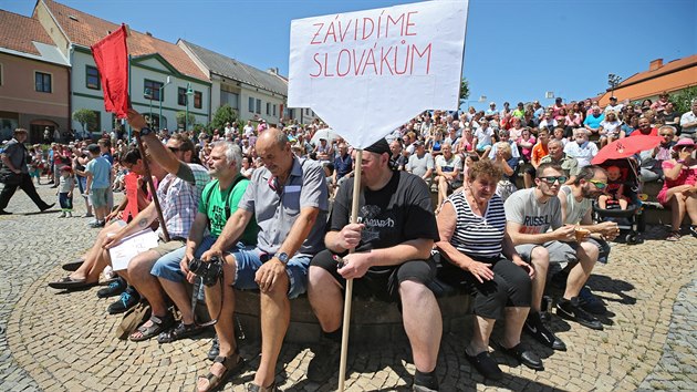 Zvidme Slovkm, stlo na transparentu Zemanovch kritik. Pi debat oban s prezidentem obsadili okraj fontny.