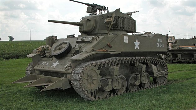 Lehk tank M5 Stuart s improvizovanou konstrukc na proren val s ivmi ploty na severu Francie (muzejn expont)