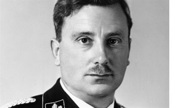 Emil Maurice. Byl jednm z mla, jim Adolf Hitler nabdl tykn. I on byl vak Mischlinge.