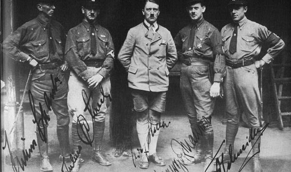 Adolf Hitler v roce 1925 se svmi bodyguardy, zleva: Julius Schaub, Julius Schreck, Hitler, Hans Georg Maurer, Edmund Schneider