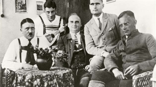 Emil Maurice je na snmku vedle Adolfa Hitlera, zbytek osazenstva tvo (dl zleva) Herman Kriebel, Rudolf Hess a Friedrich Webe.