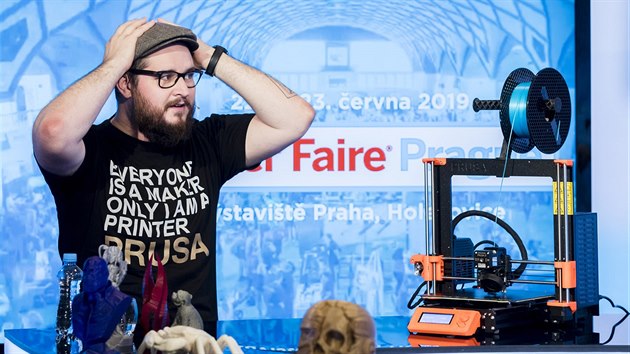 Konstruktr a prodejce 3D tiskren Josef Pra v diskusnm poadu Rozstel.