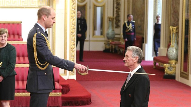 Princ William vyznamenal v Buckinghamskm palci Michaela Palina rytskm dem sv. Michala a sv. George. (12. ervna 2019)