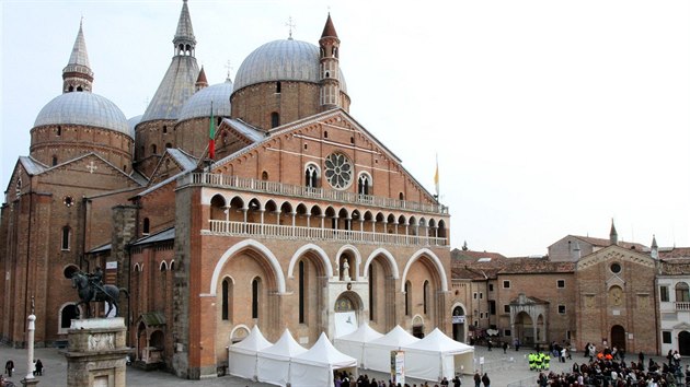 Bazilika svatho Antonna v italsk Padov. (15. nora 2010)
