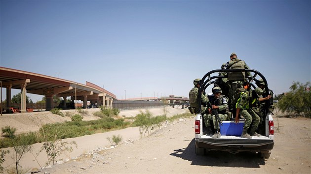 Pslunci mexickch ozbrojench sil hldkuj na mexicko-americk hranici u msta Ciudad Jurez, odkud migranti pronikaj do Texasu. (24. ervna 2019)