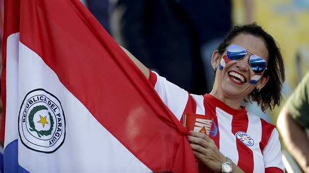 Paraguaysk fanynka na stadionu Maracan v Rio de Janeiro bhem utkn proti Kataru.