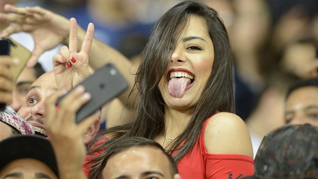 Populrn paraguaysk fanynka Larissa Riquelme pzuje ostatnm divkm na tribun stadionu v Belo Horizonte bhem utkn Copy Amriky .