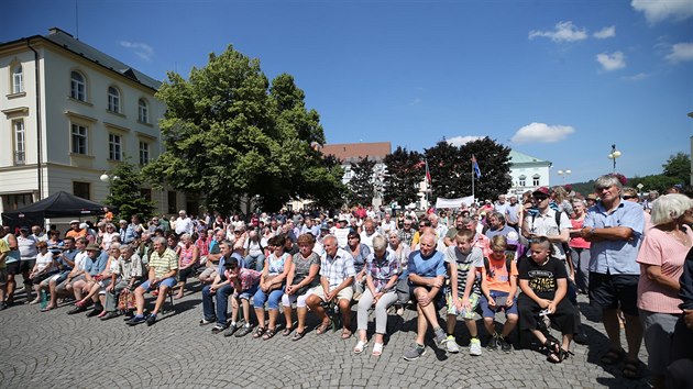 Prezident Miloš Zeman na besedě s občany Humpolce při své oficiální návštěvě Vysočiny. Několik stovek převážně starších lidí bavily jeho bonmoty.