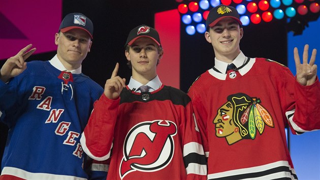 Ti nejve postaven hokejist draftu NHL 2019: (zleva) dvojka Kaapo Kakko, jednika Jack Hughes a trojka Kirby Dach.