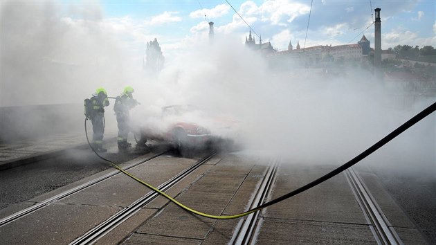 Prat hasii zasahovali u poru historickho vozu na Mnesov most. (21. ervna 2019)